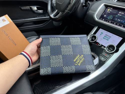 Louis Vuitton | Pouch